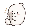 Mochi がスマホを見ている